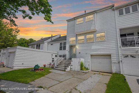 Photo of 333 Hampton Green, Staten Island, NY 10312 (MLS # 1162681)