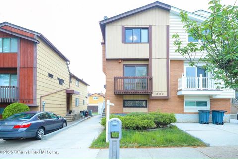 Photo of 333 Travis Avenue, Staten Island, NY 10314 (MLS # 2503926)