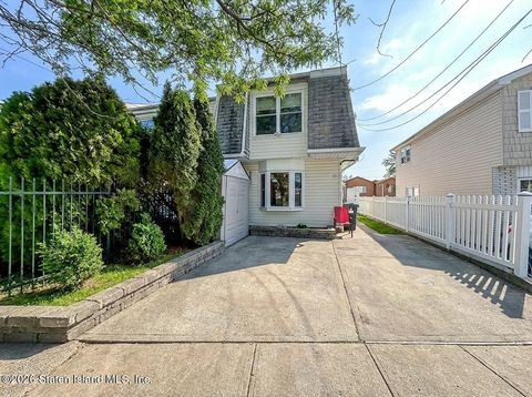 Photo of 32 McCormick Place, Staten Island, NY 10305 (MLS # 2600444)