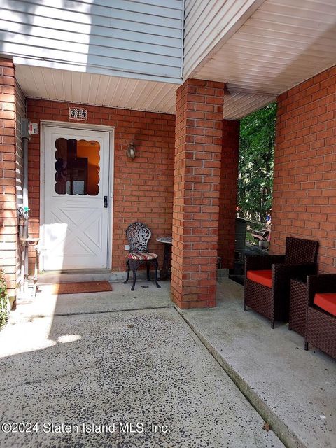 Photo of 314 Ilyssa Way, Staten Island, NY 10312 (MLS # 2403950)