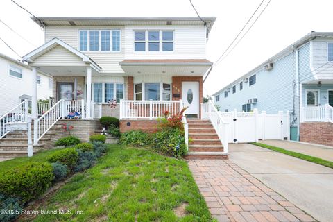 Photo of 135 Redgrave Avenue, Staten Island, NY 10306 (MLS # 2502741)