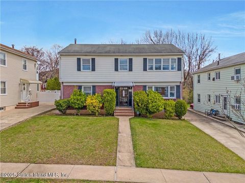 Photo of 272 N Railroad Avenue, Staten Island, NY 10304 (MLS # 2502090)