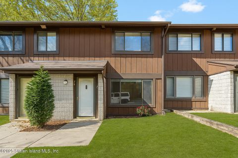 Photo of 74 Belmar Drive W, Staten Island, NY 10314 (MLS # 2506610)