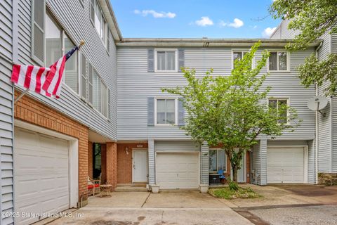 Photo of 614 Ilyssa Way, Staten Island, NY 10312 (MLS # 2502832)