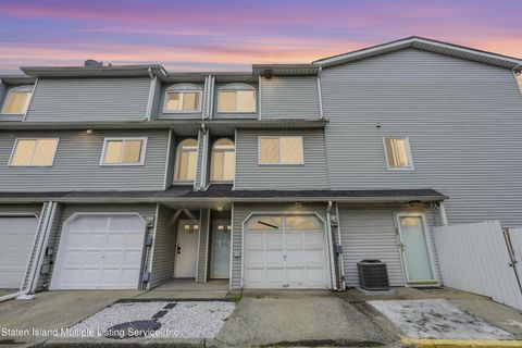 Photo of 10 Simmons Lane, Staten Island, NY 10314 (MLS # 1165842)