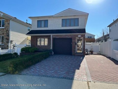 Photo of 172 Serrell Avenue, Staten Island, NY 10312 (MLS # 1165488)