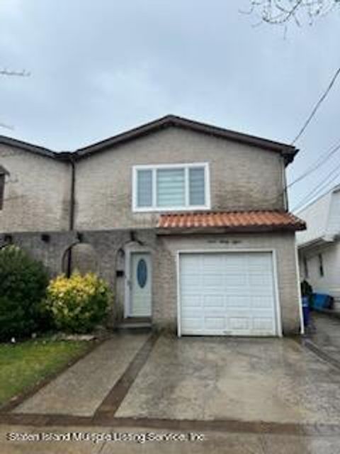 Photo of 338 Baden Place, Staten Island, NY 10306 (MLS # 2401771)