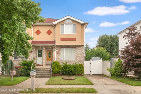 Photo of 531 Eltingville Boulevard, Staten Island, NY 10312 (MLS # 2403900)