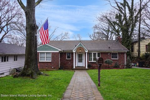 Photo of 10 Oxholm Avenue, Staten Island, NY 10301 (MLS # 1160762)