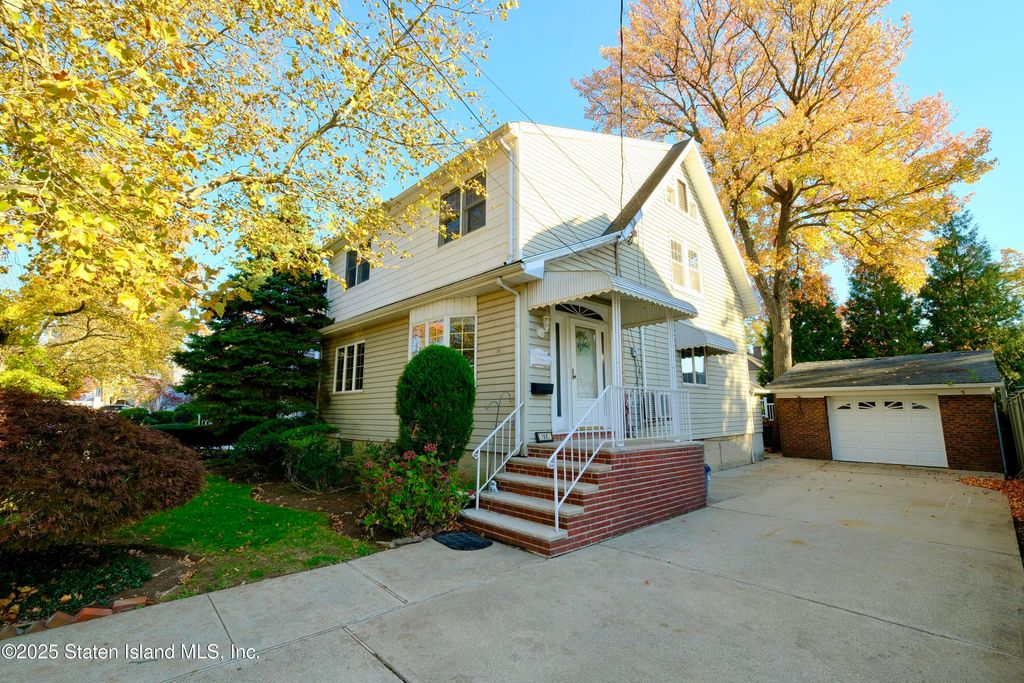 Photo of 168 Leverett Avenue, Staten Island, NY 10308 (MLS # 2506454)