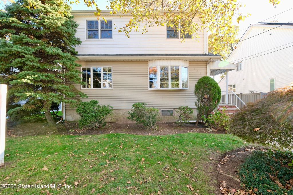 Photo of 168 Leverett Avenue, Staten Island, NY 10308 (MLS # 2506454)