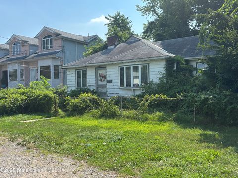 Photo of 154 Cuba Avenue, Staten Island, NY 10306 (MLS # 2504548)