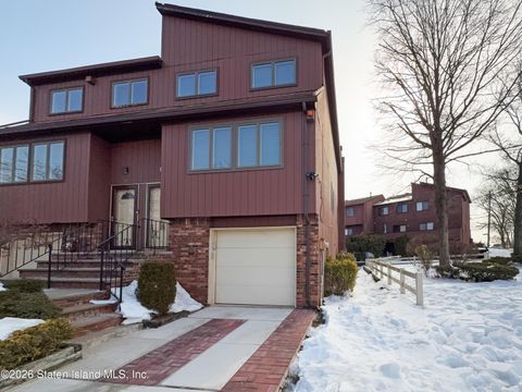 Photo of 7 Gateway Drive, Staten Island, NY 10304 (MLS # 2600704)