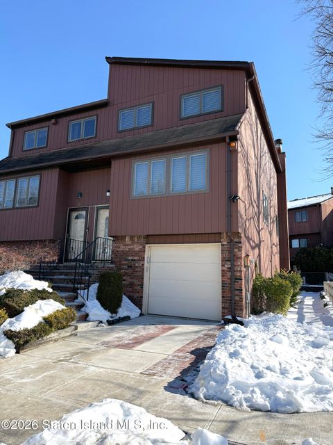 Photo of 7 Gateway Drive, Staten Island, NY 10304 (MLS # 2600704)