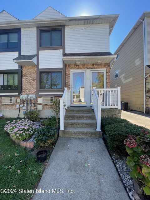 Photo of 14 Luke Court, Staten Island, NY 10306 (MLS # 2405155)