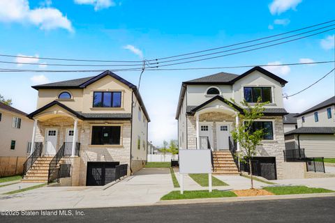 Photo of 102 Alverson Avenue, Staten Island, NY 10309 (MLS # 2406397)