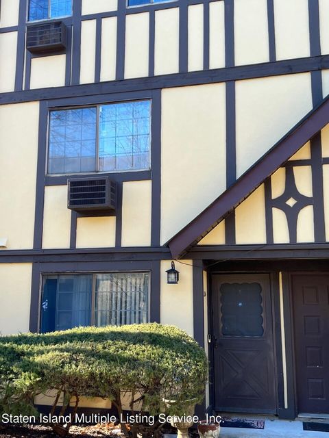 Photo of 37 Devon Loop, Staten Island, NY 10314 (MLS # 1165974)