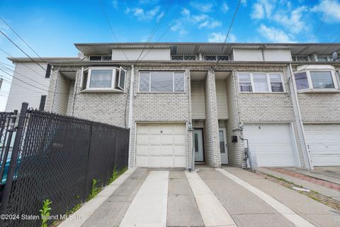 Photo of 9 Grandview Avenue, Staten Island, NY 10303 (MLS # 2403944)