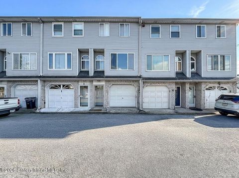 Photo of 18 Patty Court, Staten Island, NY 10312 (MLS # 2602010)