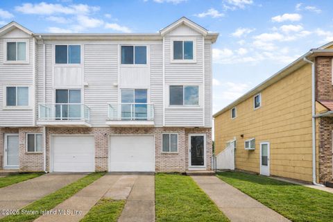 Photo of 71 Luke Court, Staten Island, NY 10306 (MLS # 2601171)