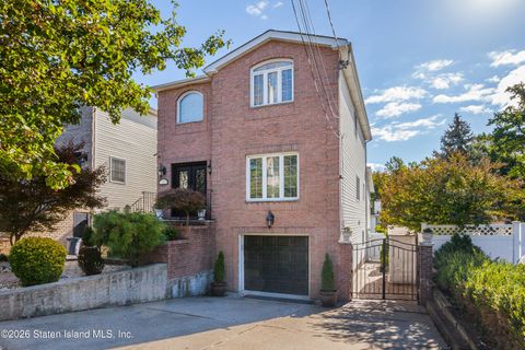 Photo of 572 Drumgoole Road E, Staten Island, NY 10312 (MLS # 2601555)