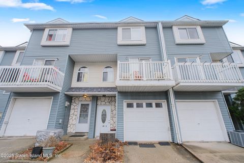 Photo of 20 Country Drive S, Staten Island, NY 10314 (MLS # 2501155)