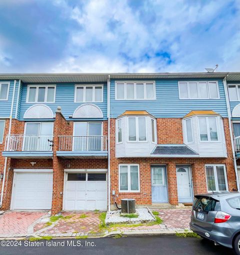 Photo of 33 Teri Court, Staten Island, NY 10314 (MLS # 2404559)