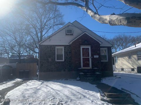 Photo of 210 Bache Avenue, Staten Island, NY 10306 (MLS # 2400430)