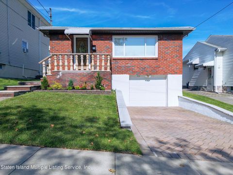Photo of 33 Mallory Avenue, Staten Island, NY 10305 (MLS # 1163803)