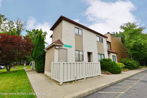 Photo of 15 Sea Breeze Lane, Staten Island, NY 10307 (MLS # 1161955)