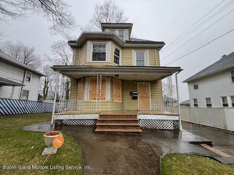 Photo of 196 Franklin Avenue, Staten Island, NY 10301 (MLS # 2401233)