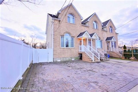 Photo of 586 Seaview Avenue, Staten Island, NY 10305 (MLS # 1159998)