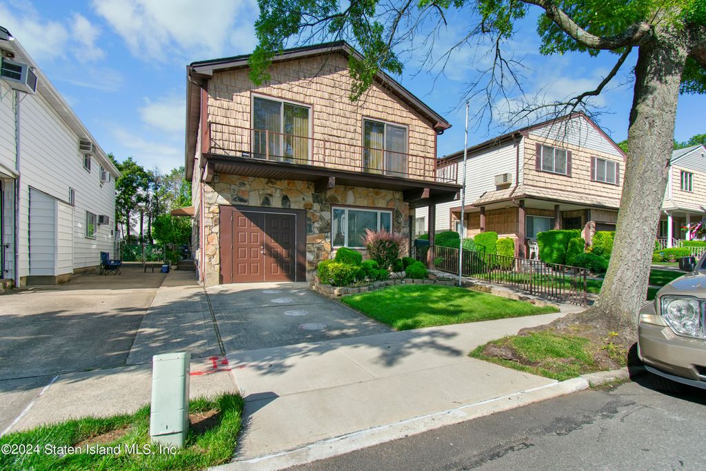 Photo of 19 Norwich Street, Staten Island, NY 10314 (MLS # 2405106)