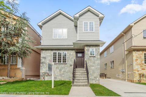 Photo of 363 Chelsea Street, Staten Island, NY 10307 (MLS # 1162050)