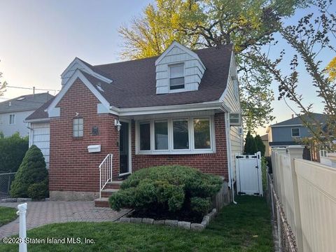 Photo of 383 Purdy Avenue, Staten Island, NY 10314 (MLS # 2602261)