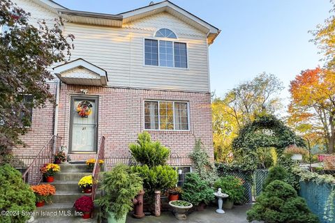 Photo of 31 Shaina Court, Staten Island, NY 10303 (MLS # 2405947)