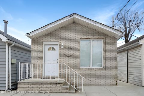 Photo of 231 Freeborn Street, Staten Island, NY 10306 (MLS # 1165975)