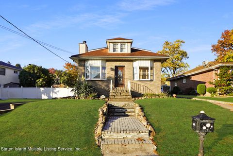 Photo of 476 Vernon Avenue, Staten Island, NY 10309 (MLS # 1158656)