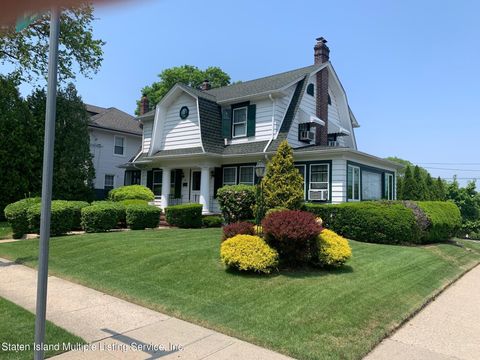 Photo of 1 Whitewood Avenue, Staten Island, NY 10310 (MLS # 1146498)