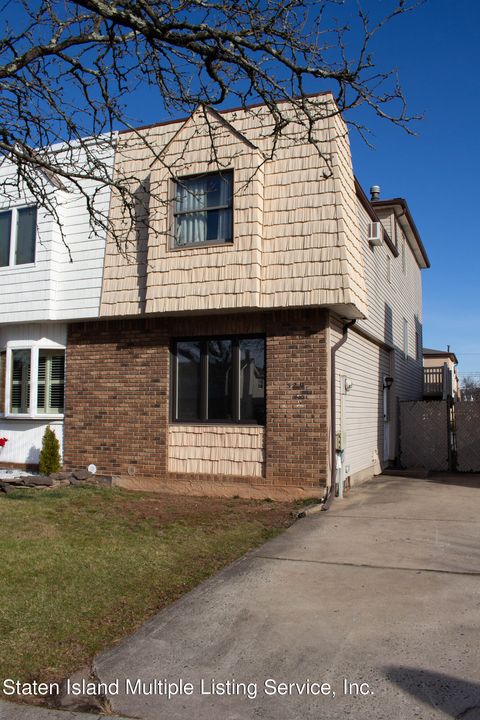 Photo of 329 Brookfield Avenue, Staten Island, NY 10308 (MLS # 2400244)