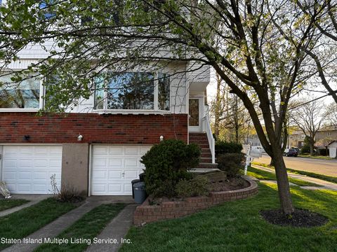 Photo of 220 Warwick Avenue, Staten Island, NY 10314 (MLS # 1159453)