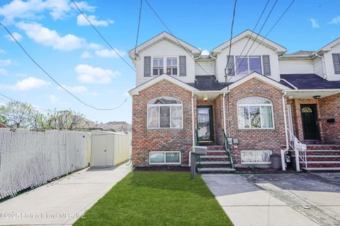 Photo of 8 Cedar Avenue, Staten Island, NY 10305 (MLS # 2502592)