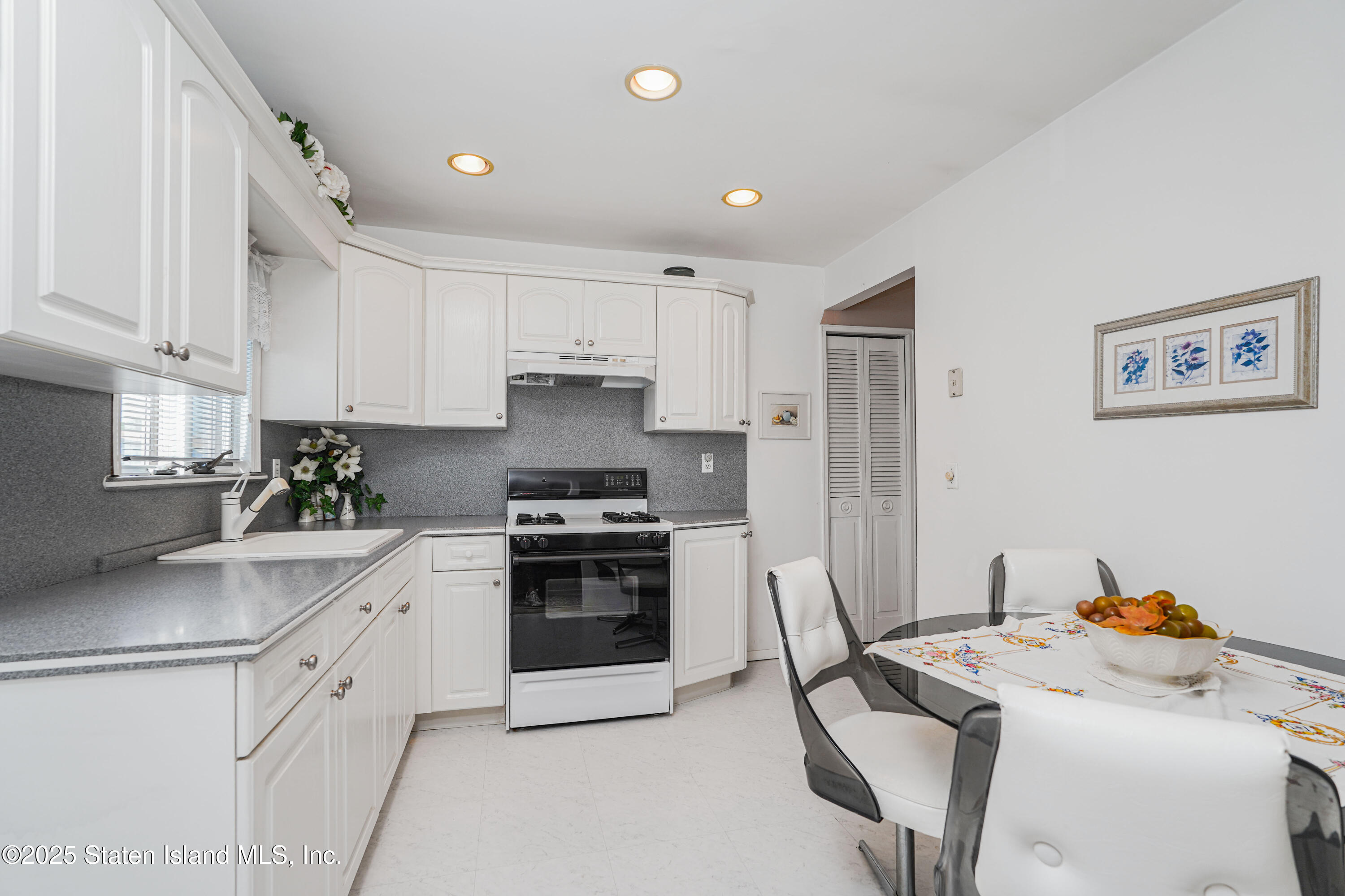 Staten Island, New York 10312, United States, 4 Bedrooms Bedrooms, ,2 BathroomsBathrooms,Residential,Active,182790