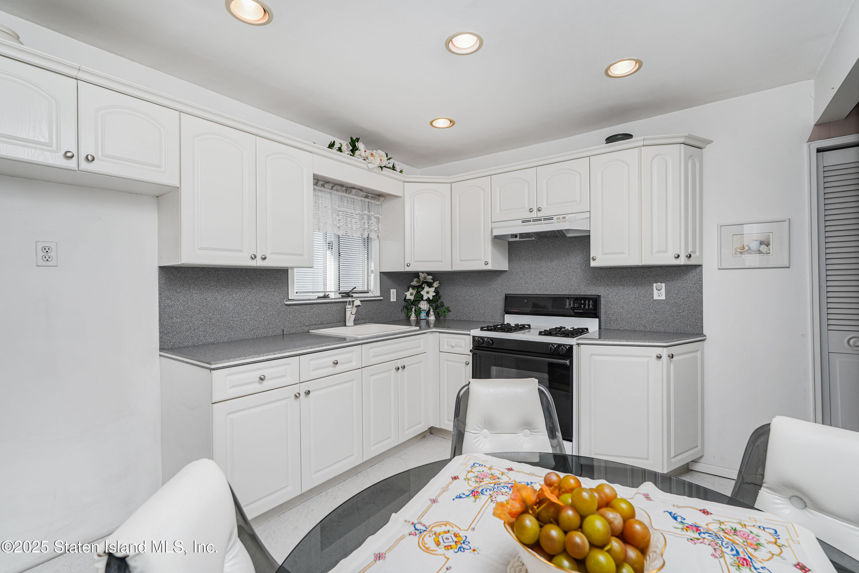 Staten Island, New York 10312, United States, 4 Bedrooms Bedrooms, ,2 BathroomsBathrooms,Residential,Active,182790