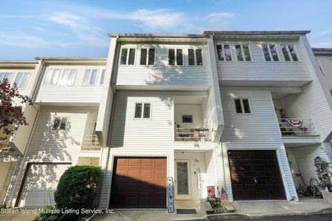 Photo of 14 Grasmere Court, Staten Island, NY 10305 (MLS # 1164233)
