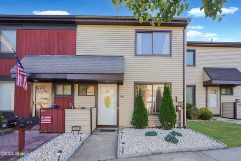 Photo of 101 Arrowwood Court, Staten Island, NY 10309 (MLS # 2405171)