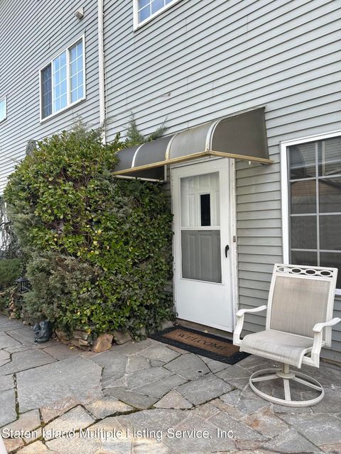 Photo of 54 Robin Court, Staten Island, NY 10309 (MLS # 1165765)