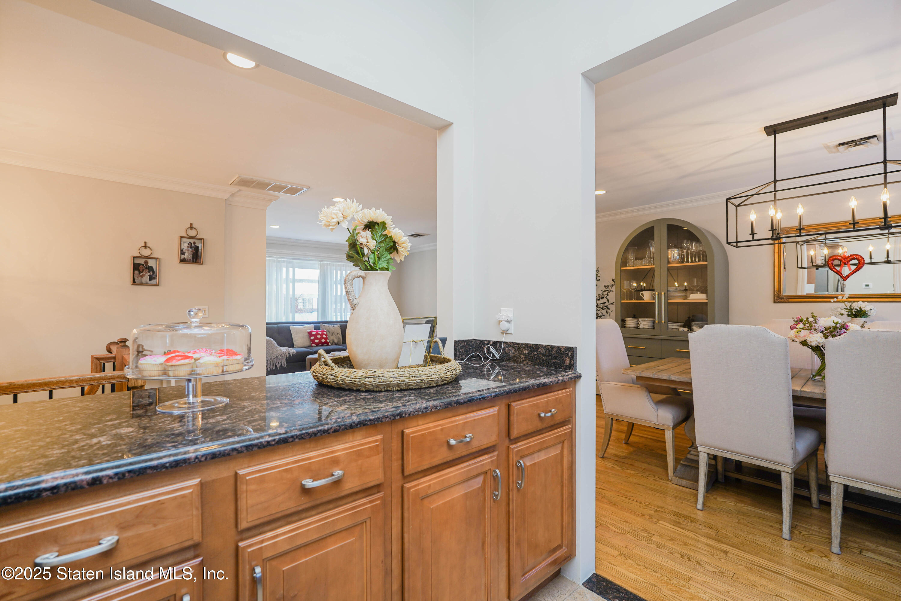 Staten Island, New York 10312, United States, 3 Bedrooms Bedrooms, ,2 BathroomsBathrooms,Residential,Pending,12423