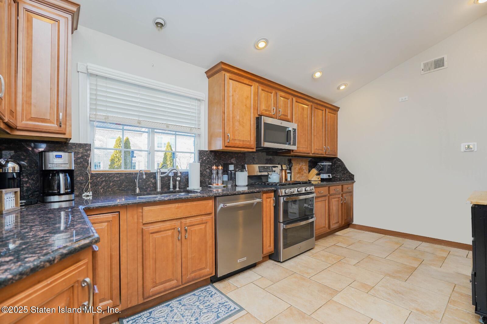 Staten Island, New York 10312, United States, 3 Bedrooms Bedrooms, ,2 BathroomsBathrooms,Residential,Pending,12423