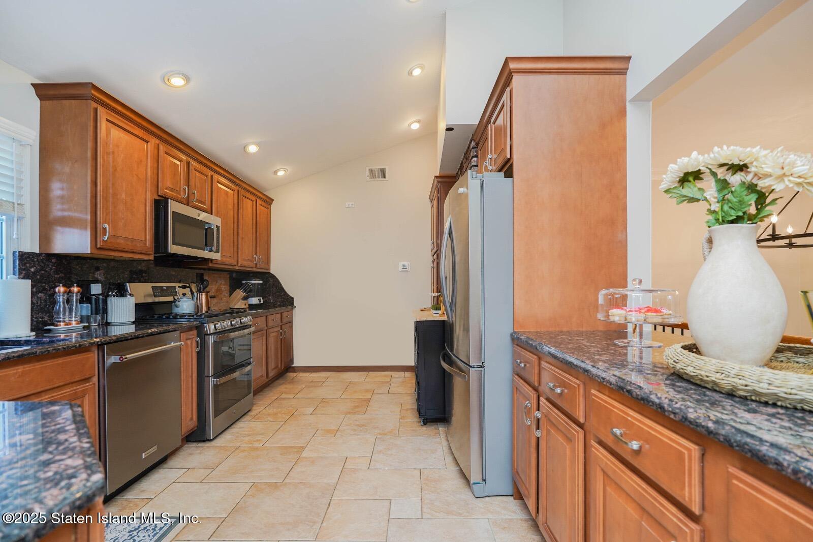 Staten Island, New York 10312, United States, 3 Bedrooms Bedrooms, ,2 BathroomsBathrooms,Residential,Pending,12423